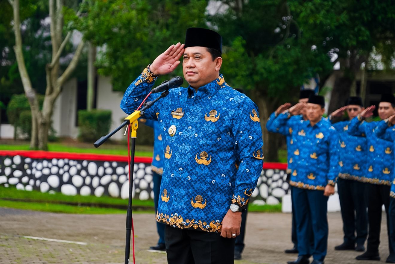 Bupati Banyuasin, Askolani mempimpin secara langsung Apel Gabungan yang dilaksanakan di Lapangan Upacara Pemkab Banyuasin, Rabu (17/09).