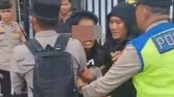 TERDUGA PENYUSUP DEMO- Berikut tampang terduga penyusup yang diamankan polisi saat demo di DPRD Sumsel, Senin (1/9/2025) siang. Pemuda yang mengenakan pakaian serba hitam itu diamankan oleh pihak kepolisian saat sedang berada dalam kerumunan demo.