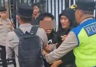TERDUGA PENYUSUP DEMO- Berikut tampang terduga penyusup yang diamankan polisi saat demo di DPRD Sumsel, Senin (1/9/2025) siang. Pemuda yang mengenakan pakaian serba hitam itu diamankan oleh pihak kepolisian saat sedang berada dalam kerumunan demo.