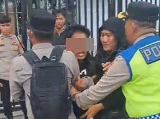 TERDUGA PENYUSUP DEMO- Berikut tampang terduga penyusup yang diamankan polisi saat demo di DPRD Sumsel, Senin (1/9/2025) siang. Pemuda yang mengenakan pakaian serba hitam itu diamankan oleh pihak kepolisian saat sedang berada dalam kerumunan demo.