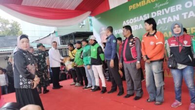 Gubernur Sumatera Selatan (Sumsel), H Herman Deru memberikan bantuan 50 ton beras kepada para pengemudi ojek online
