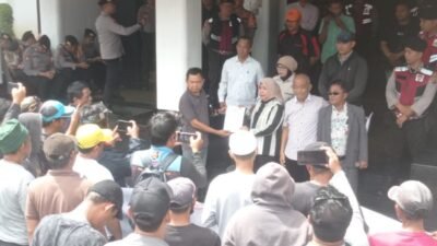 Puluhan massa yang tergabung dalam Lembaga Swadaya Masyarakat (LSM) Gerakan Rakyat Anti Korupsi (GRANSI) menggelar aksi di depan Kantor Walikota Palembang