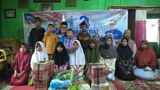 Wakil Ketua DPC Partai Demokrat Pali Firdaus Hasbullah santuni Rumah Asuh Mukhlisin