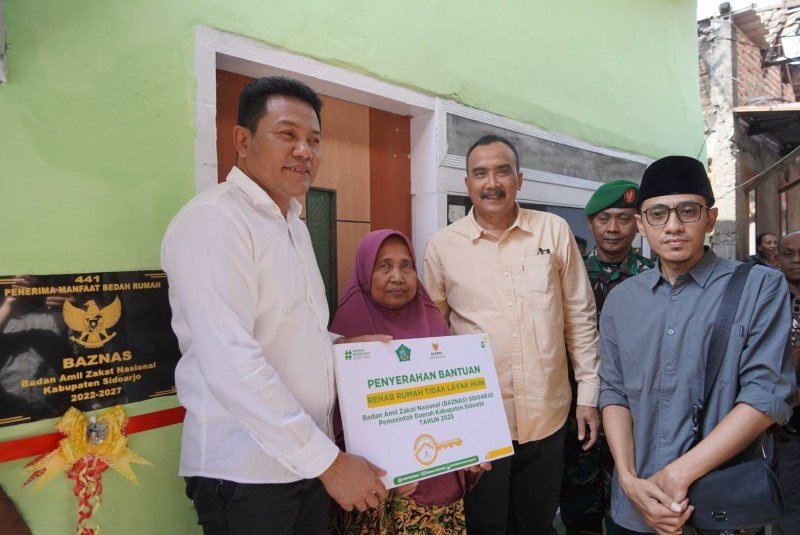 Bupati Sidoarjo Subandi menyerahkan langsung kunci rumah hasil renovasi