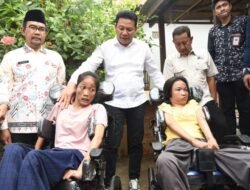 Bupati Subandi Serahkan Dua Kursi Roda untuk Pasangan Difabel di Sidoarjo