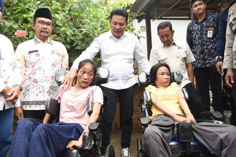 Bupati Subandi Serahkan Dua Kursi Roda untuk Pasangan Difabel di Sidoarjo
