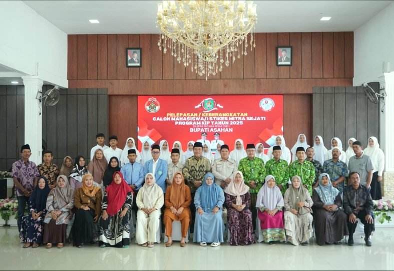 Bupati Asahan, Taufik Zainal Abidin melepas keberangkatan 17 calon mahasiswa/i