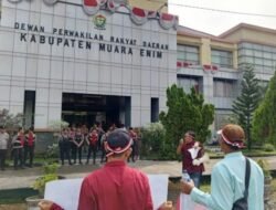 Dugaan Monopoli Proyek Aspirasi, Gedung DPRD Muara Enim Digruduk Massa