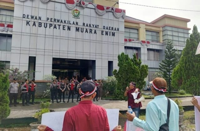 Gerakan suara rakyat bersatu Geruduk DPRD kabupaten Muara Enim