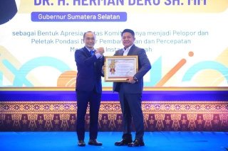 Gubernur Sumatera Selatan Dr. H. Herman Deru menerima penghargaan sebagai Pelopor dan Peletak Pondasi Dasar Pembangunan serta Percepatan Meritokrasi Instansi Daerah dari Kepala BKN RI, Prof. Dr. Zudan Arif Fakrulloh.