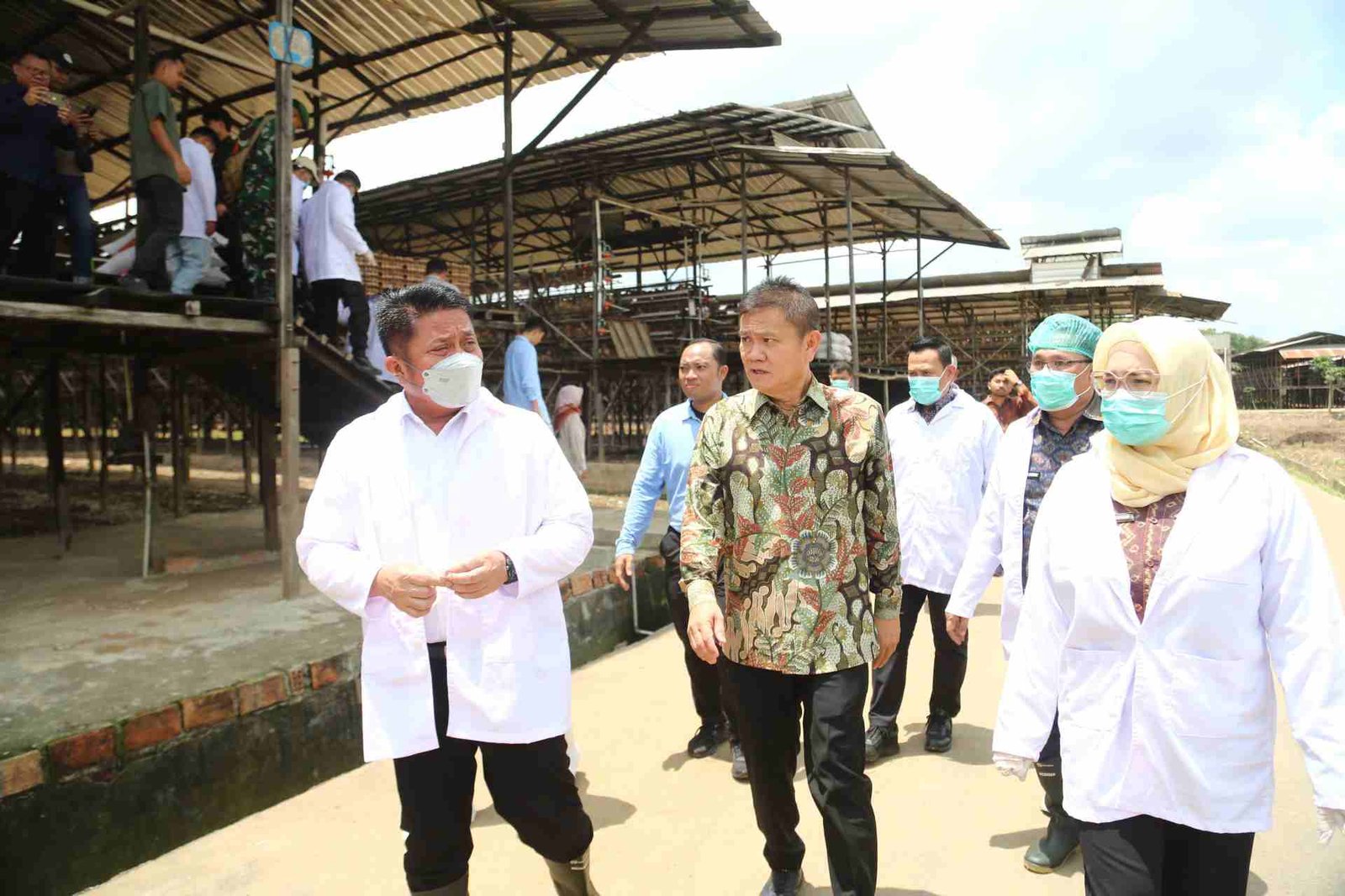 Gubernur H. Herman Deru menyerahkan sertifikat NKV, GFP, dan bebas residu antibiotik kepada peternak ayam petelur di Banyuasin, Kamis (11/9/2025).