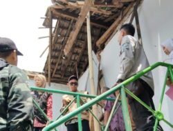 BPBD Jember Salurkan Bantuan Logistik Untuk Rumah Roboh saat Hujan