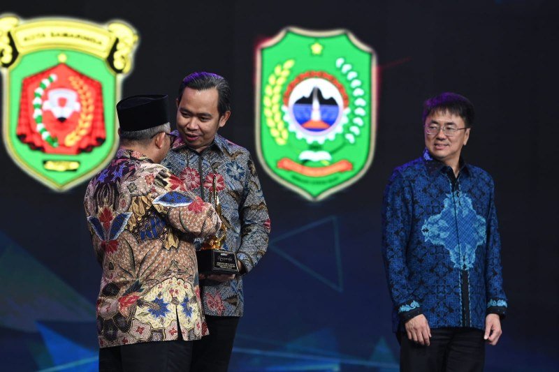 Bupati Jember Gus Fawait Raih Penghargaan dari KompasTV