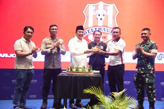 Bupati Sidoarjo, Subandi saat menghadiri peluncuran tim Deltras FC di Aston Hotel Sidoarjo, Jumat malam, (12/9/ 2025).