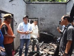 Bupati Subandi Turun Tangan Bantu Warga Korban Kebakaran di Krian