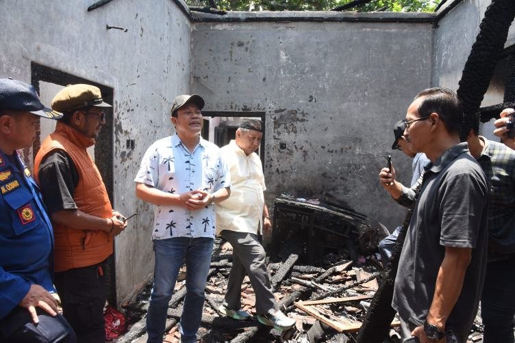 Bupati Subandi Turun Tangan Bantu Warga Korban Kebakaran di Krian