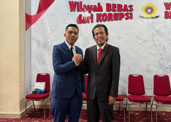 Wakil Ketua DPD IKA FH Unsri, A Rilo Budiman, SH MH dan Ketua Umum Dewan Pimpinan Pusat IKA FH Unsri, Patra M. Zeni