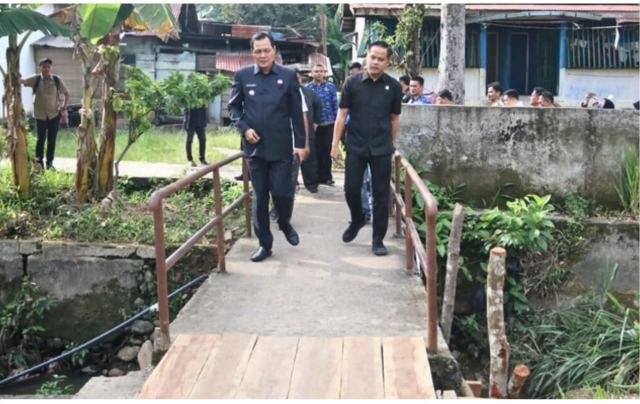 Bupati Muara Enim, H. Edison meninjau ke lokasi jembatan penyeberangan kali air bersama Camat dan jajaran OPD terkait, Rabu (17/9).