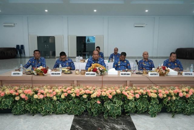 Bupati Asahan, Taufik Zainal Abidin saat memimpin Rakorpem di Aula Melati.