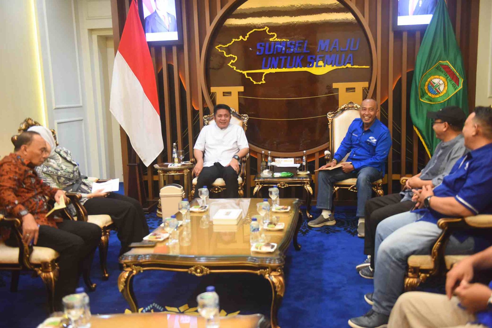 Gubernur Sumatera Selatan Herman Deru saat menerima audiensi Pengurus Asosiasi Penyelenggara Jasa Internet Indonesia (APJII) Sumsel di ruang tamu gubernur, Jumat (19/9/2025) sore.