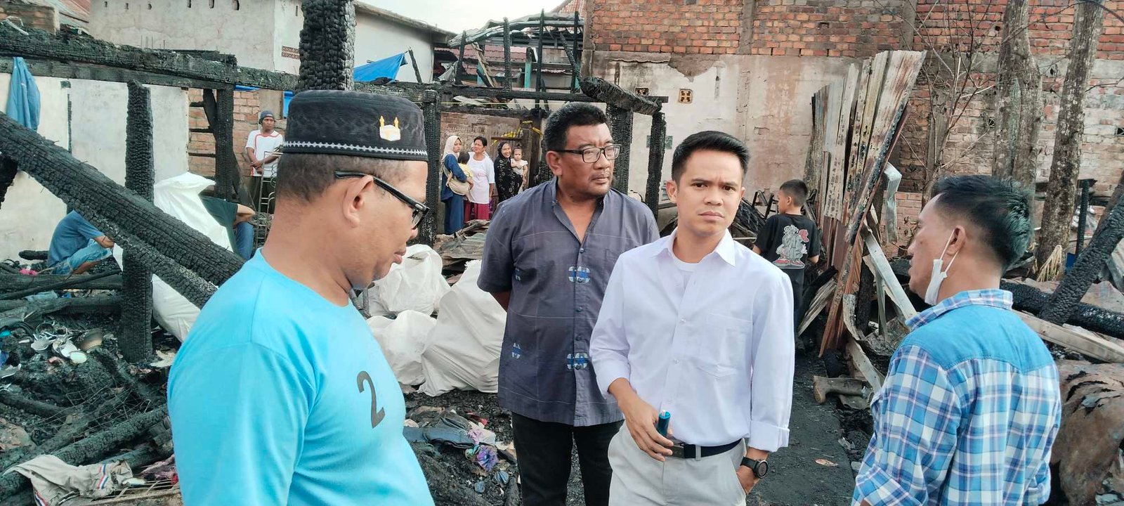 Anggota Dewan Perwakilan Rakyat Daerah (DPRD) Kota Palembang dari Fraksi Partai NasDem, Arris Al-Kautsar saat mengunjungi lokasi kebakaran di 35 Ilir