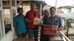 Anggota Dewan Perwakilan Rakyat Daerah (DPRD) Kota Palembang, RM Yusuf Indra Kesuma, saat mengunjungi korban kebakaran di wilayah Lorong Khotib, Kelurahan 35 Ilir, Palembang, Minggu (28/9/2025).