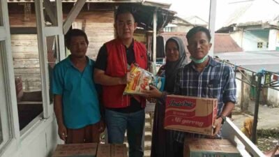 Anggota Dewan Perwakilan Rakyat Daerah (DPRD) Kota Palembang, RM Yusuf Indra Kesuma, saat mengunjungi korban kebakaran di wilayah Lorong Khotib, Kelurahan 35 Ilir, Palembang, Minggu (28/9/2025).