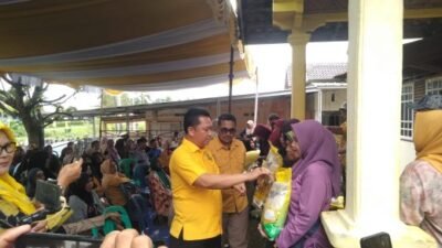 Dewan Pimpinan Daerah (DPD) Partai Golkar Kabupaten Penukal Abab Lematang Ilir (PALI) menggelar aksi sosial dengan membagikan sebanyak 1.000 paket sembako