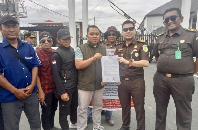 Puluhan penggiat anti korupsi dari LSM Mitra Publik Petulai Muara Enim menggelar aksi damai di depan kantor Kejaksaan Negeri (Kejari) Muara Enim, Senin (29/9).