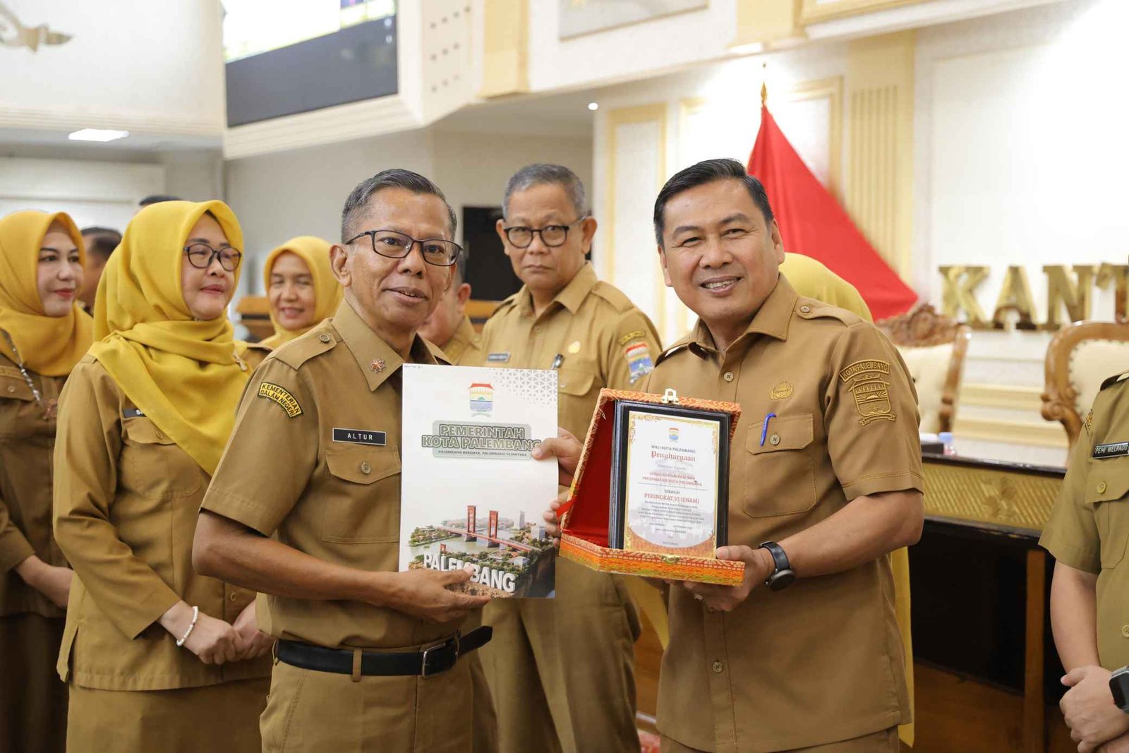 Dinas Perpustakaan dan Kearsipan Kota Palembang gelar penyerahan laporan terkait pengawasan arsip internal sekaligus memberikan penghargaan kepada para OPD