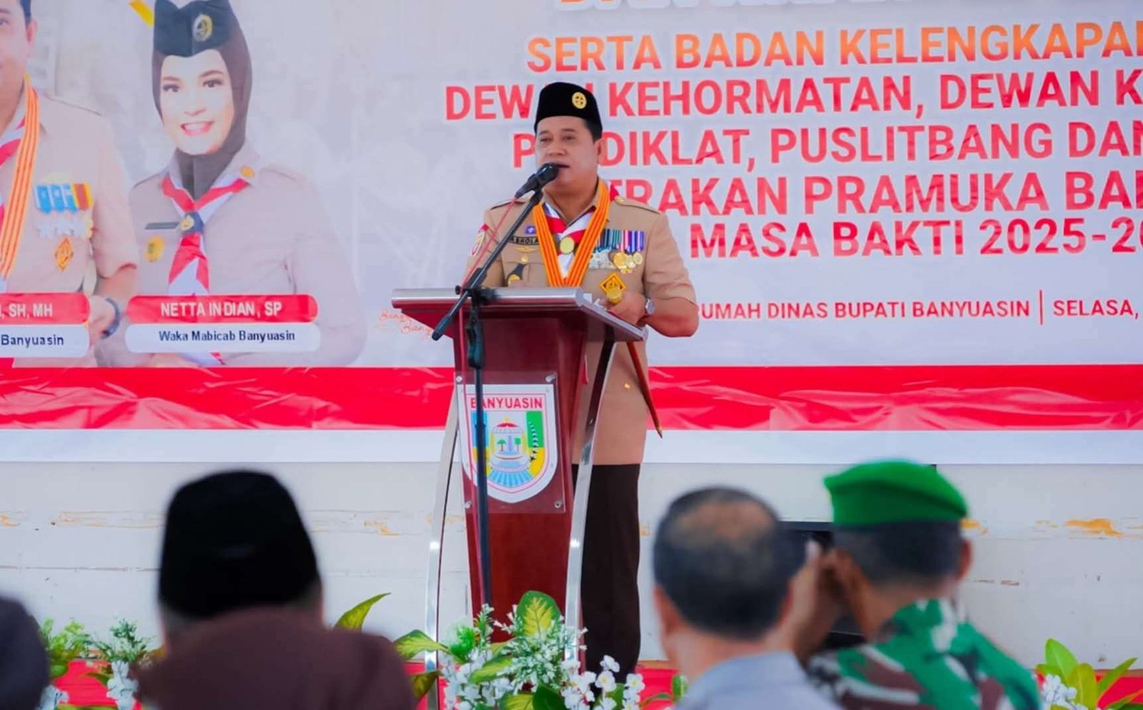 Bupati Banyuasin, Askolani, saat memberikan kata sambutan dalam acara pelantikan pengurus Gerakan Pramuka Banyuasin masa bakti 2025–2030, dalam acara pelantikan di Pendopo Rumah Dinas Bupati, Selasa (2/9/2025).