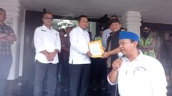 Puluhan massa yang tergabung dalam Lembaga Advokasi Sekerja Rakyat (LASKAR) Sumsel Geruduk Kantor Walikota Palembang