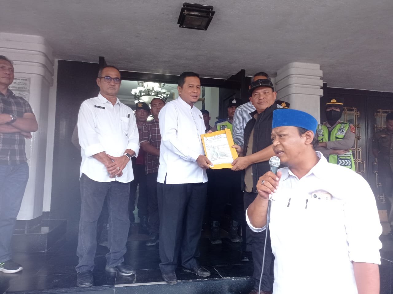 Puluhan massa yang tergabung dalam Lembaga Advokasi Sekerja Rakyat (LASKAR) Sumsel Geruduk Kantor Walikota Palembang