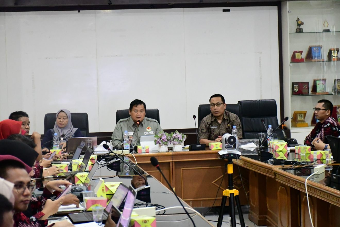 Sekretaris Daerah sekaligus Plt. Kepala Bappeda Kabupaten Banyuasin, Erwin Ibrahim memimpin Rapat Koordinasi Monitoring dan Evaluasi