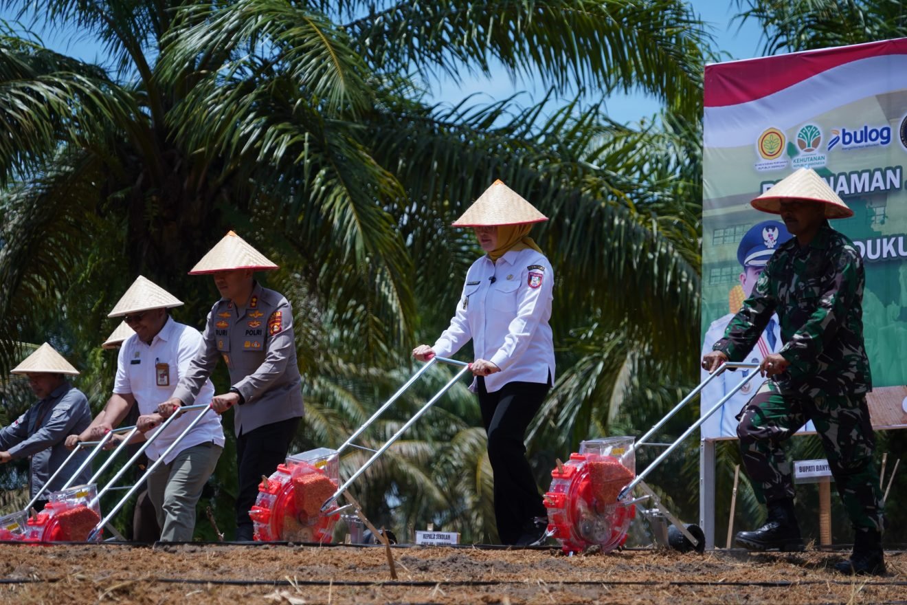 Wakil Bupati Banyuasin Netta Indian didampingi Kapolres Banyuasin Ruri Prastowo mengikuti kegiatan penanaman jagung serentak kuartal IV yang dipimpin langsung Wakil Presiden Republik Indonesia Gibran Rakabuming Raka secara virtual melalui aplikasi Zoom. Kegiatan ini berlangsung di SMK PP Sembawa Rabu (8/10/2025).