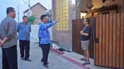 FOTO : Dirut Perumda Delta Tirta Dwi Hary Soeryadi menyapa warga Alana Tambakoso II, memastikan setiap keluhan terkait pasokan air mendapat solusi langsung dari sumbernya. Kamis (16/10/2025)