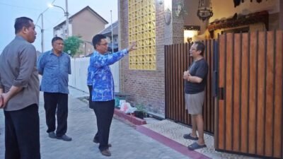 FOTO : Dirut Perumda Delta Tirta Dwi Hary Soeryadi menyapa warga Alana Tambakoso II, memastikan setiap keluhan terkait pasokan air mendapat solusi langsung dari sumbernya. Kamis (16/10/2025)
