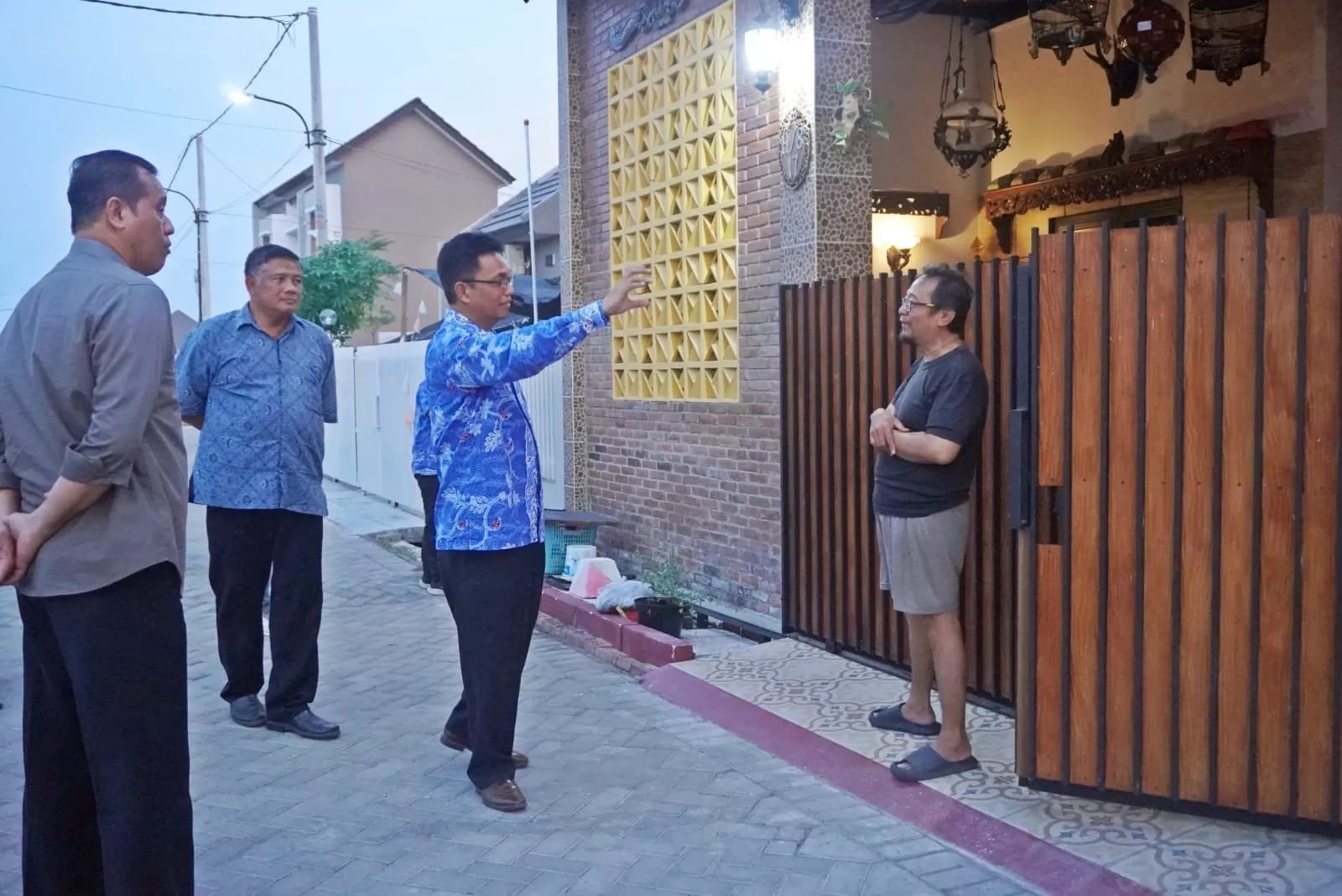 FOTO : Dirut Perumda Delta Tirta Dwi Hary Soeryadi menyapa warga Alana Tambakoso II, memastikan setiap keluhan terkait pasokan air mendapat solusi langsung dari sumbernya. Kamis (16/10/2025)