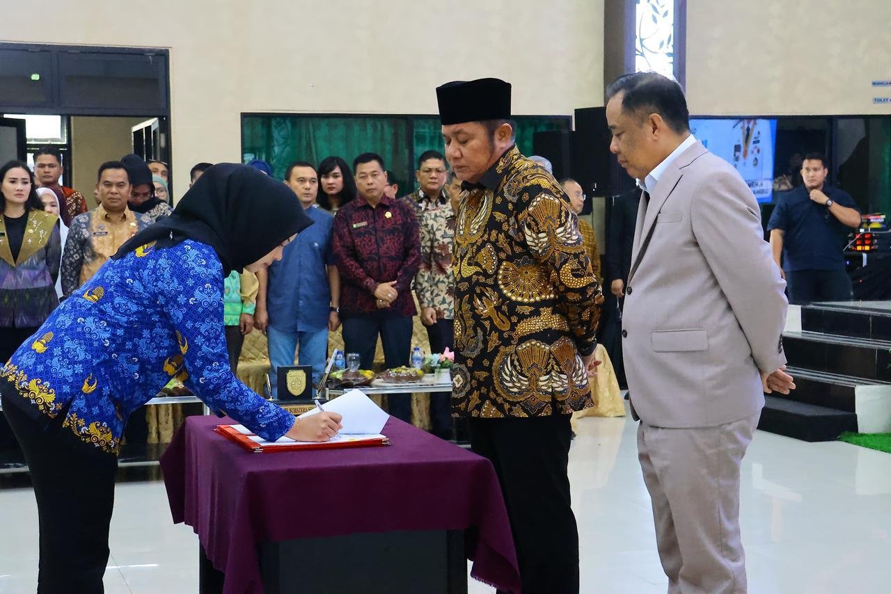 Gubernur Sumatera Selatan (Sumsel) Herman Deru didampingi Wakil Gubernur Cik Ujang (HDCU) secara resmi melantik 1.305 Pegawai Pemerintah dengan Perjanjian Kerja