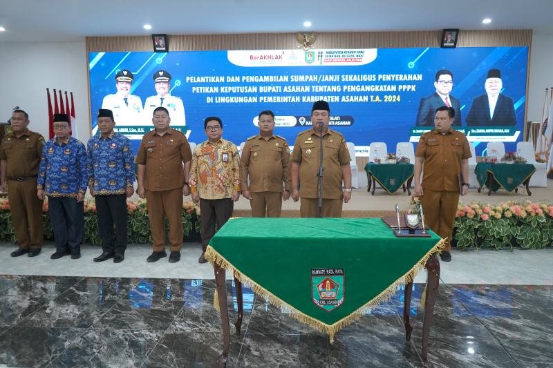 Bupati Asahan, Taufik Zainal Abidin secara resmi mengukuhkan sekaligus mengambil sumpah/janji 495 Pegawai Pemerintah dengan Perjanjian Kerja