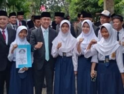 Siswi SMPN 19 Hadiahi Walikota Ratu Dewa Karikatur