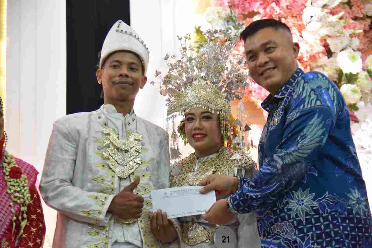 Pemerintah Kota Palembang, melangsungkan pelepasan arak - arakan 44 pasang pengantin
