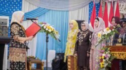 Ketua TP PKK Kabupaten Muba, Hj Patimah Toha resmi dilantik sebagai Bunda PAUD Kabupaten Muba oleh Bunda PAUD Provinsi Sumatera Selatan Febrita Lustia Herman Deru,