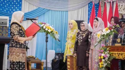 Ketua TP PKK Kabupaten Muba, Hj Patimah Toha resmi dilantik sebagai Bunda PAUD Kabupaten Muba oleh Bunda PAUD Provinsi Sumatera Selatan Febrita Lustia Herman Deru,