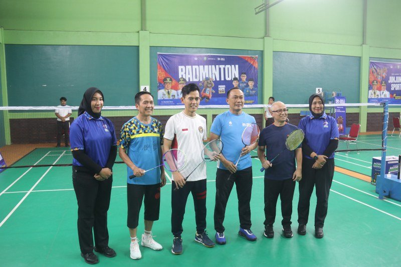 Kepala BKN Prof Zudan Puji Permainan Walikota Palembang di Lapangan Bulu Tangkis
