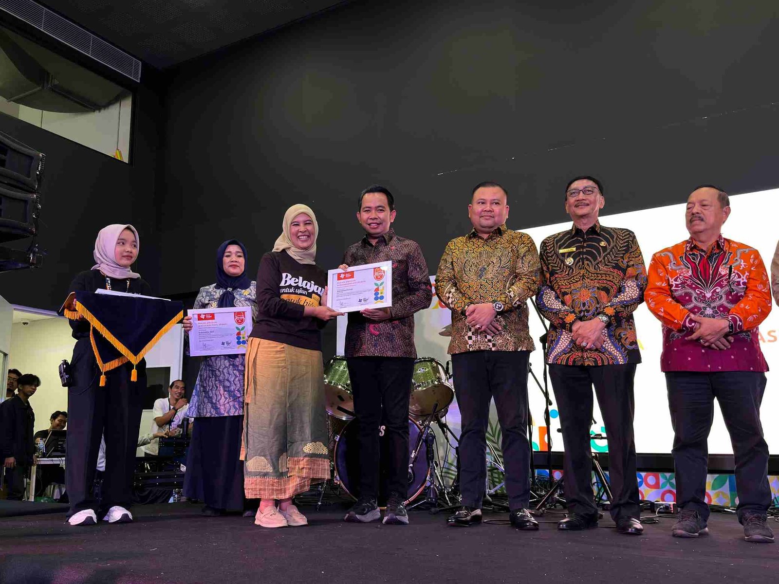 Gus Fawait Raih Penghargaan Mohamad Syafei Awards 2025, Kepala Daerah Inspiratif Bidang Pendidikan