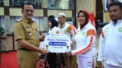 Sekretaris Daerah Provinsi Sumsel, Edward Candra menyerahkan bonus penghargaan kepada para atlet dan pelatih kontingen Sumsel
