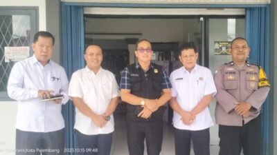 Ketua Persatuan Guru Republik Indonesia (PGRI) Kota Palembang, H. Ahmad Zulinto turun langsung ke SMK Negeri 7 Palembang