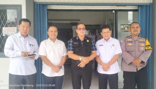 Ketua Persatuan Guru Republik Indonesia (PGRI) Kota Palembang, H. Ahmad Zulinto turun langsung ke SMK Negeri 7 Palembang