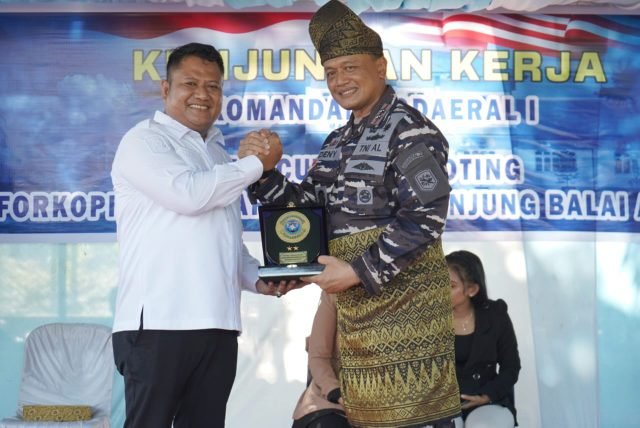 Komandan Komando Daerah Angkatan Laut (Kodaeral) I, Laksamana Muda TNI Deny Septiana melaksanakan kunjungan kerja ke Pangkalan TNI Angkatan Laut (Lanal) Tanjung Balai Asahan